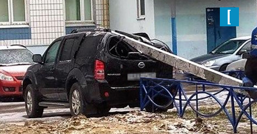 В Балашихе электрики уронили столб на легковое авто