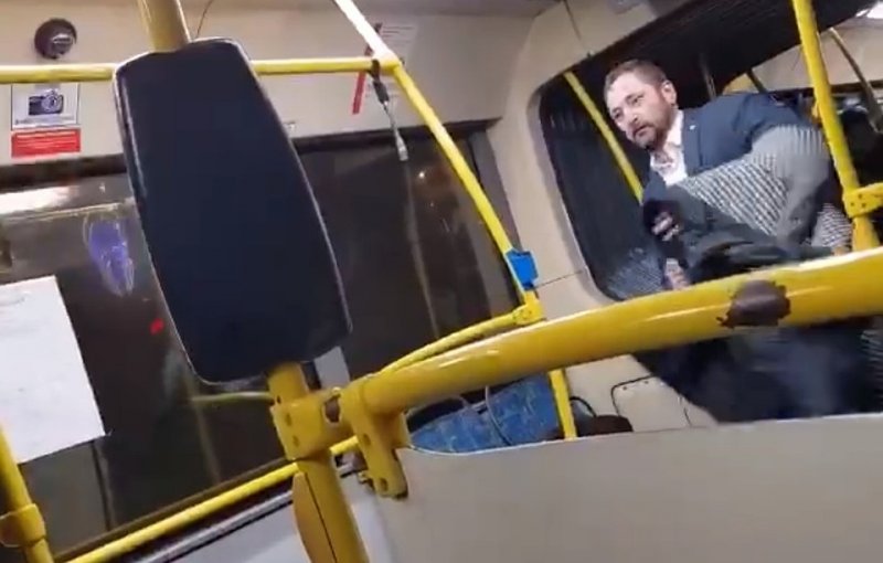 В подмосковной Коммунарке неизвестные в автобусе изрезали ножом мужчину