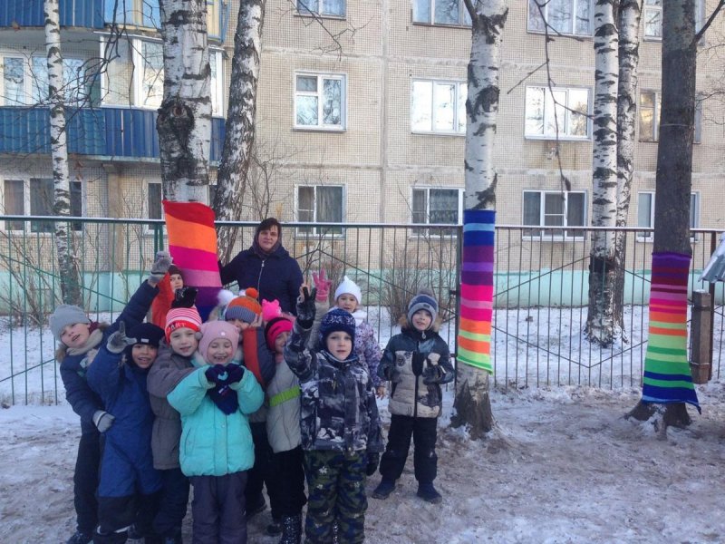 Ярнбомбинг по-талдомски: в подмосковном городе деревья украсили вязаными шарфами