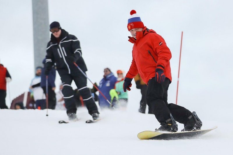 Губернаторы Подмосковья и Москвы покатались на лыжах в Дмитрово