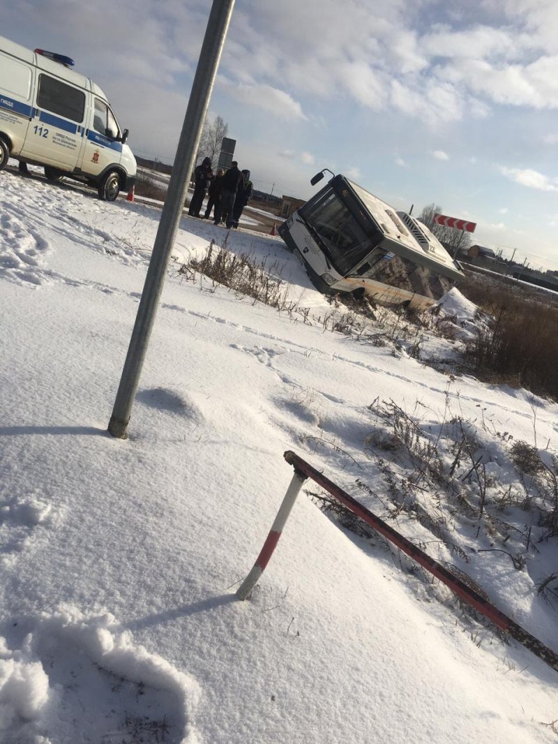 В районе деревни Степаньково автобус вылетел с дороги 