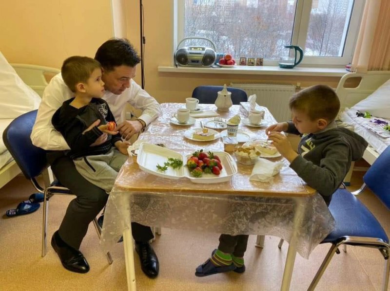 Губернатор Подмосковья навестил детей, оставленных отцом в Шереметьево