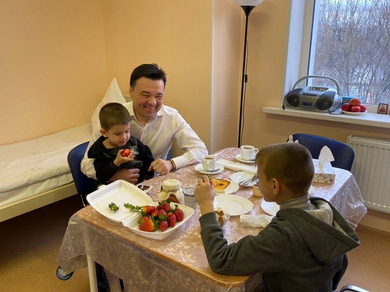 Губернатор Подмосковья навестил детей, оставленных отцом в Шереметьево