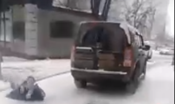 Попытавшаяся украсть товар из "Дикси" в Видном автоледи протащила продавца по земле 