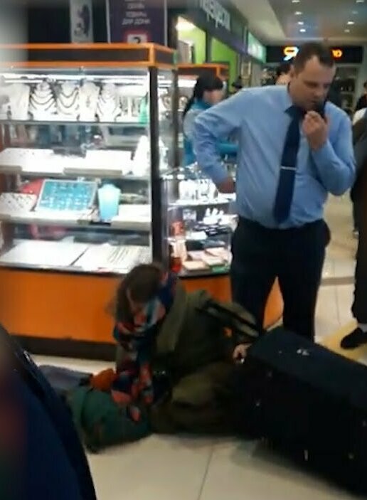 Охранник супермаркета в Люберцах подрался с покупательницей из-за большого чемодана