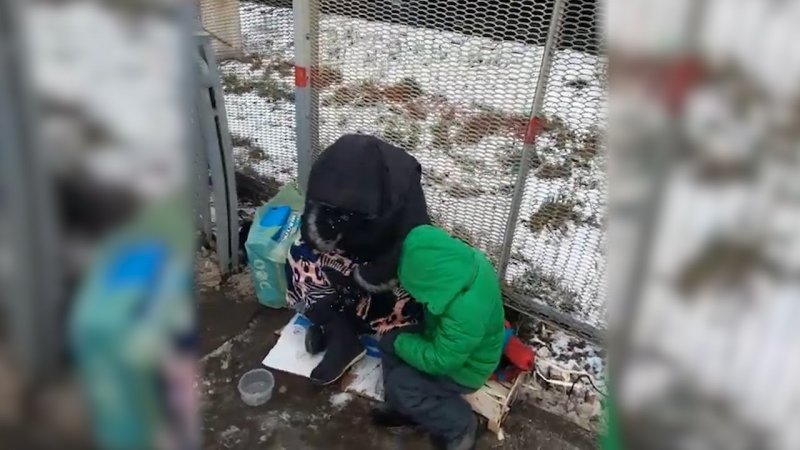 В Раменском жители пытаются выгнать попрошайку с ребенком с ж/д станции