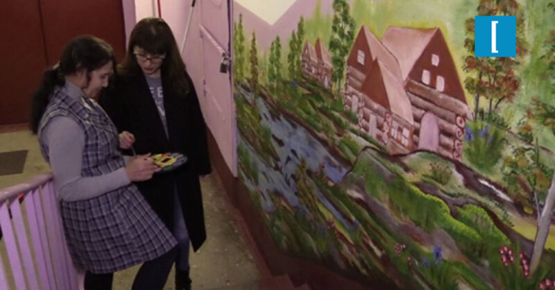 Из уборщицы в художницу: Жительница Одинцово украсила подъезд нарисованными пейзажами