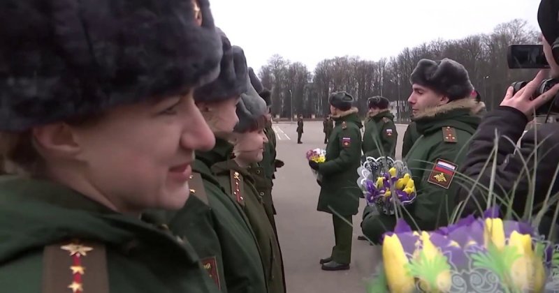 Военные из Наро-Фоминска устроили для женщин своей дивизии необычное поздравление