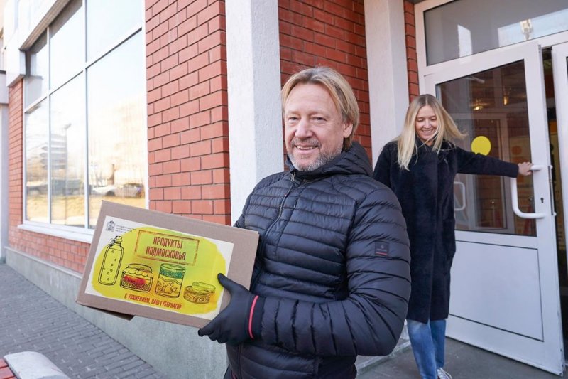 Дмитрий Харатьян развозил продукты вместе с женой пенсионерам Красногорска