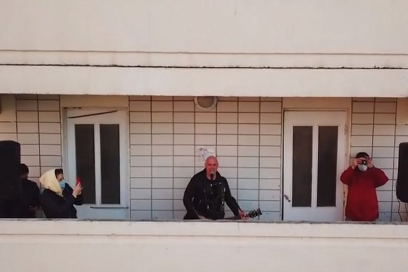 Денис Майданов спел для жителей Одинцово с балкона многоэтажки