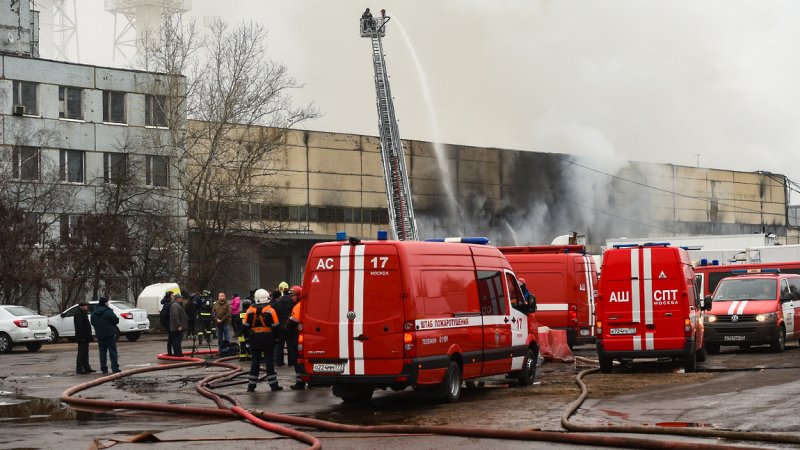 В Раменском пожарные потушили возгорание на складе