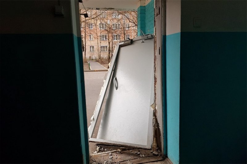 Неизвестный богатырь выломал домофонную дверь в Пушкино