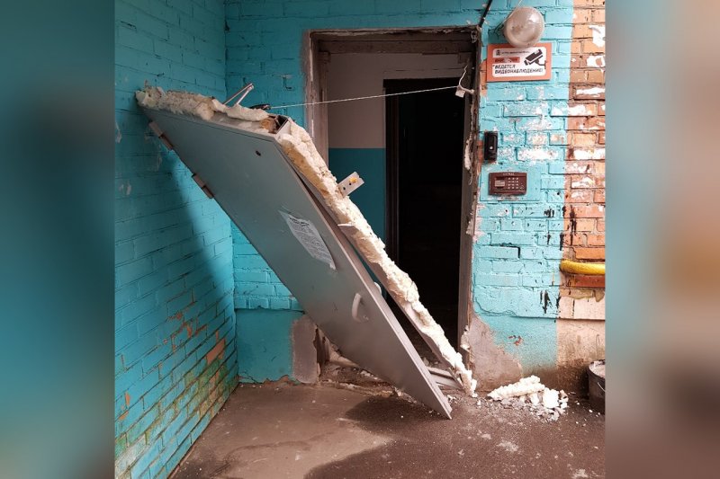 Неизвестный богатырь выломал домофонную дверь в Пушкино