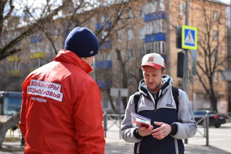 В Московской области сотрудники ГИБДД и волонтёры начали раздавать медицинские маски