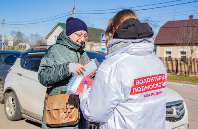 В Московской области сотрудники ГИБДД и волонтёры начали раздавать медицинские маски