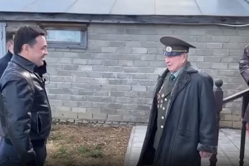 Губернатор Подмосковья привёз ветерану ВОВ в подарок теплицу 