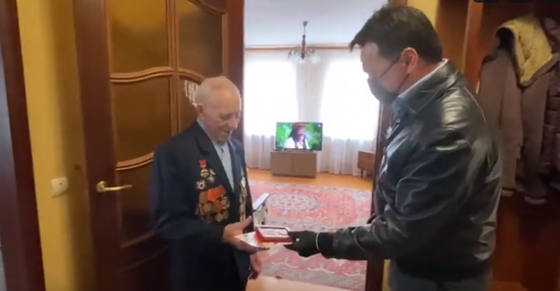 Губернатор Воробьев навестил ветерана ВОВ и вручил ему медаль от президента РФ