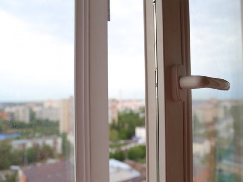 Пятилетняя девочка выпала из окна в Подольске и погибла