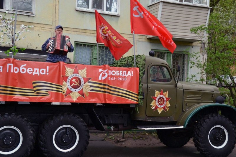 Сотрудники Росгвардии Чехова провели мини-парад у дома ветерана