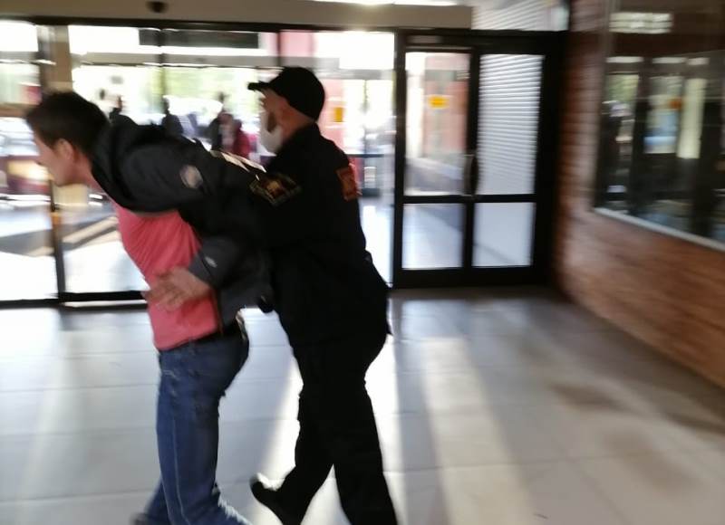 В Чехове охранники торгового центра избили посетителя за отсутствие маски