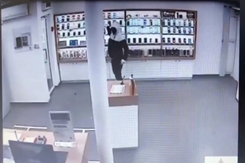 Салон сотовой связи в Одинцово ограбил неизвестный с ножом
