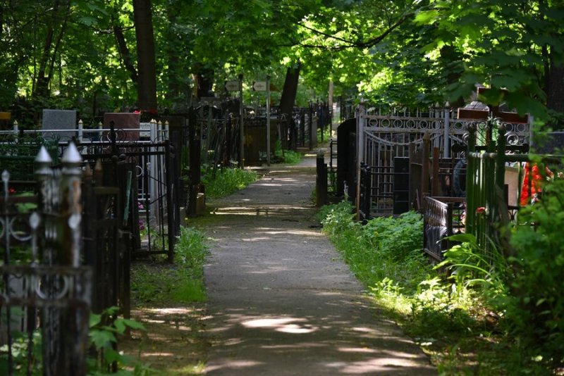 В Подмосковье открыли для посещения кладбища