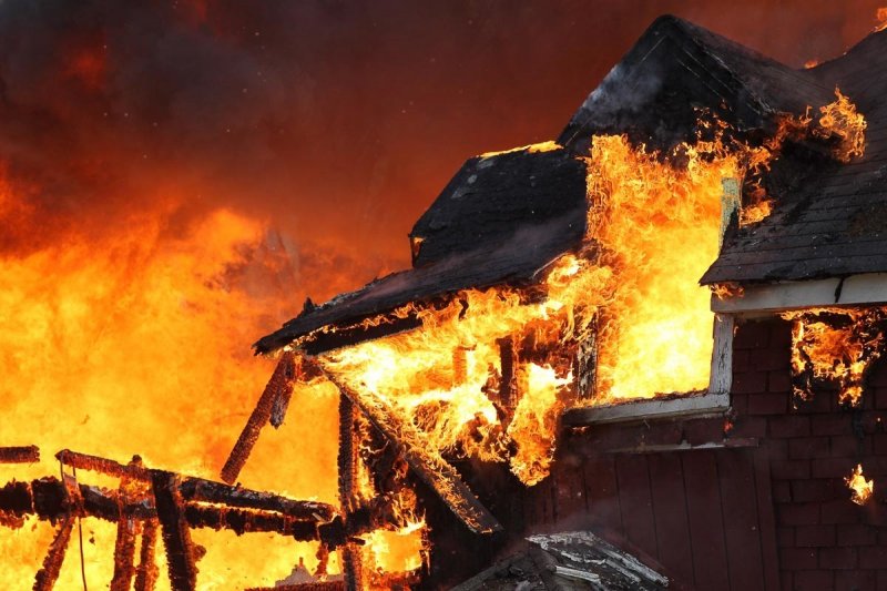 В Ногинске из горящего дома случайный очевидец спас бабушку