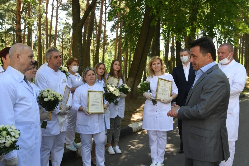 Губернатор Московской области вручил награды врачам Звенигорода 