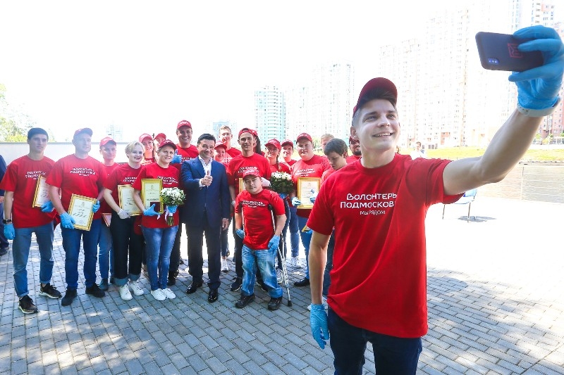 Губернатор Московской области вручил награду волонтёрам региона