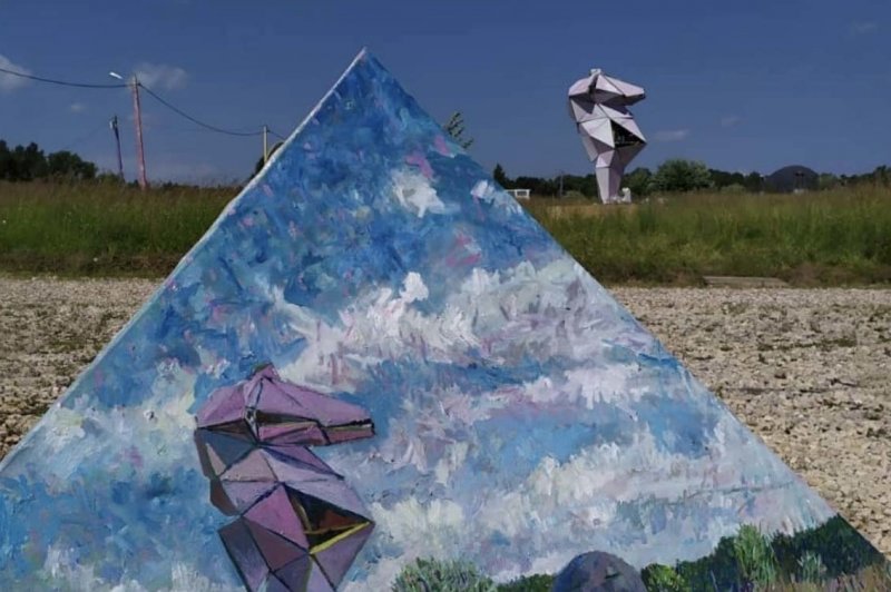 Под Можайском художник построил морского конька из холстов и живёт в нем