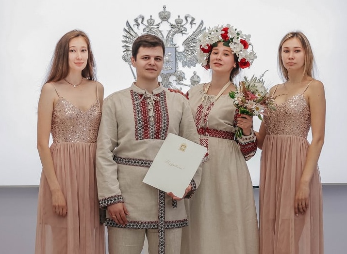 Молодая пара из Домодедово заключила брак в русских народных костюмах