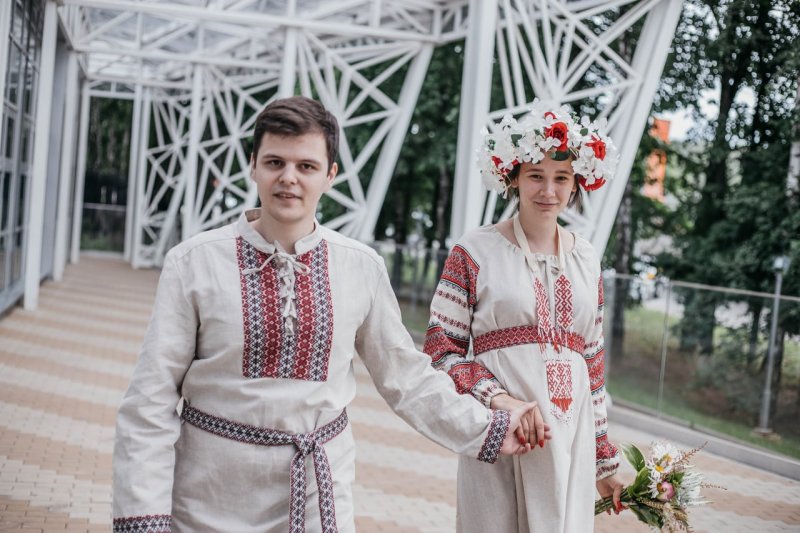 Молодая пара из Домодедово заключила брак в русских народных костюмах