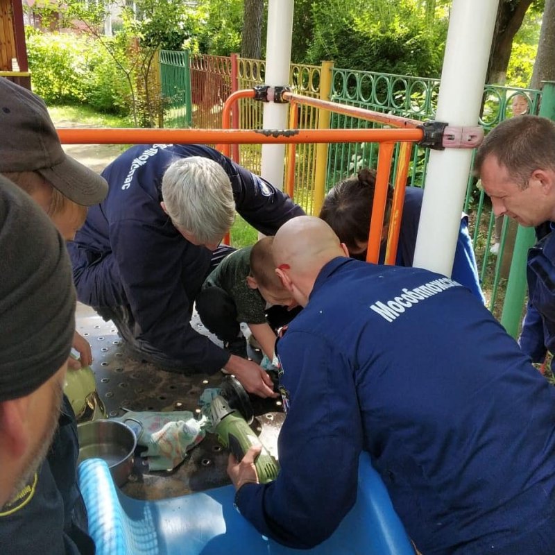 Спасатель рассказал, как освободил палец ребенка из отверстия в горке в Ивантеевке