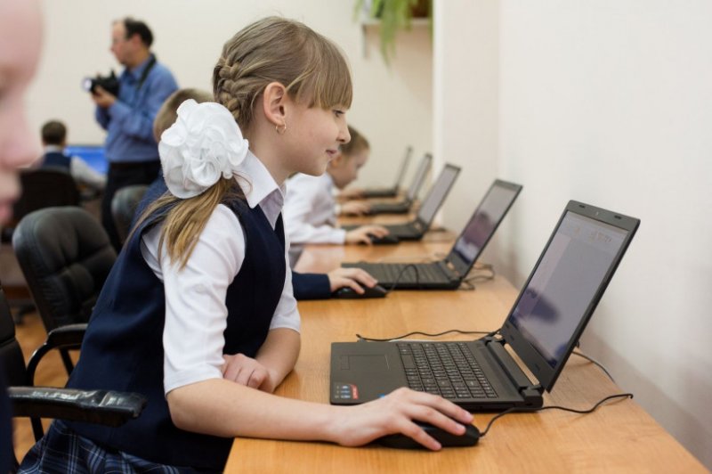 Новые компьютеры и планшеты поступят в школы Московской области