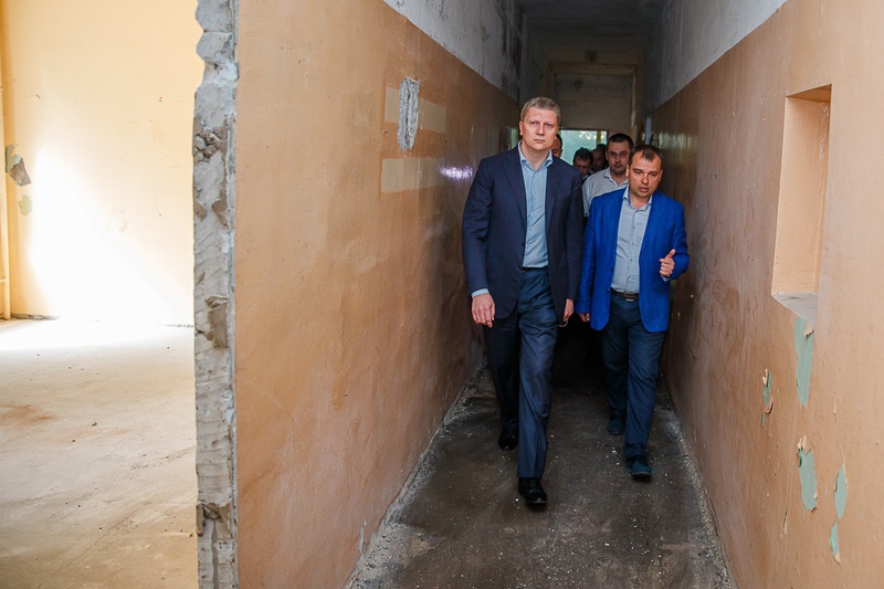 Андрей Иванов оценил темп работ по реконструкции начальной школы в Лесном городке