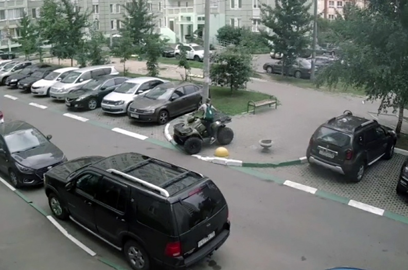 Неизвестный хулиган в Подольске обстрелял детскую площадку