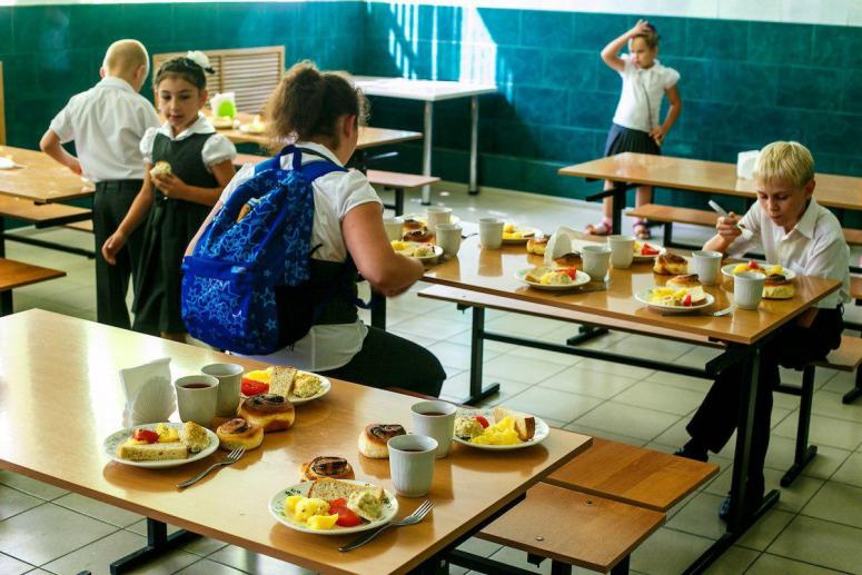В школах Московской области свыше тысячи родителей проверили детское питание