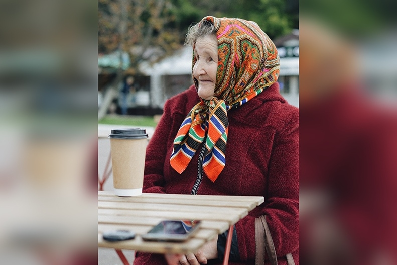 Жители Одинцово раскупили тапочки у пенсионерки, которая вязанием снимает стресс