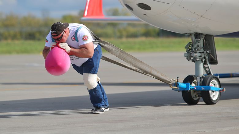 Спортсмен из Люберец сдвинул самолет на 35,4 м, установив рекорд