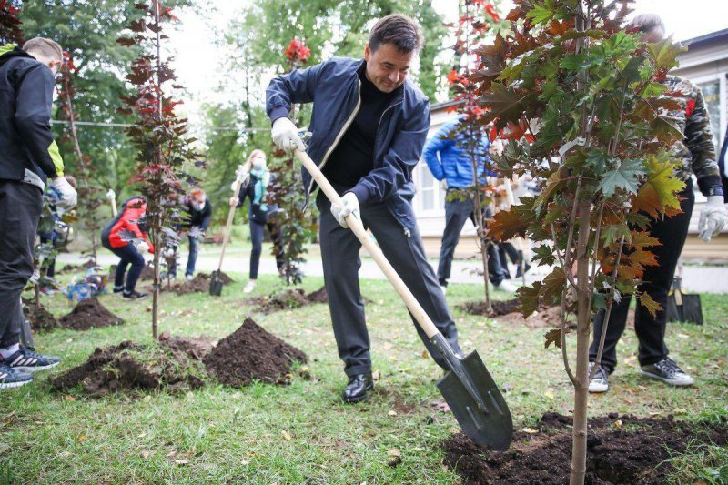 Губернатор Подмосковья посадил деревья с воспитанниками детдома «Доверие»