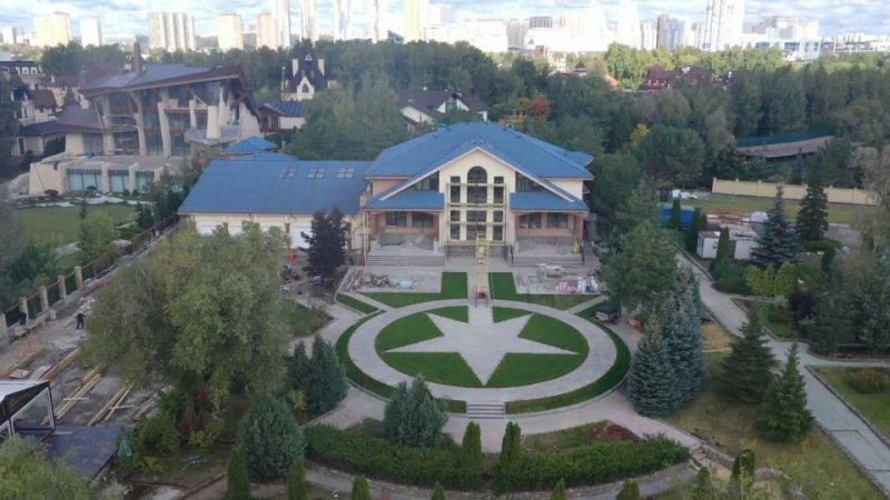 На особняк Киркорова в Подмосковье пожаловались в прокуратуру: поместье перекрывает доступ к воде