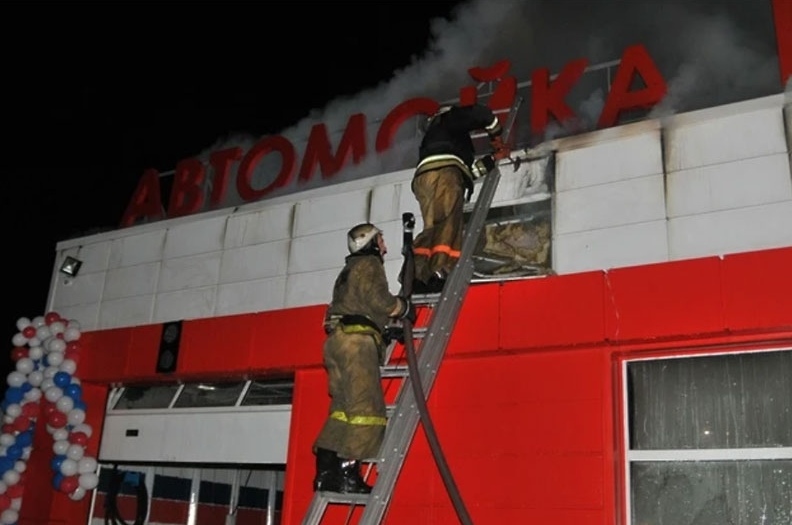 Пожарные ликвидировали возгорание на автомойке в Красногорске