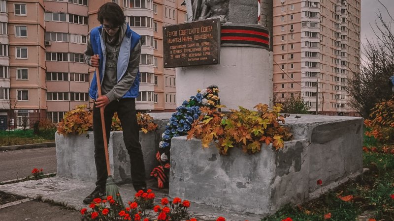Волонтеры Победы благоустроили более 20 памятников в Подмосковье