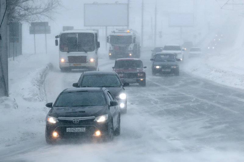 Подмосковных водителей призвали быть внимательными на дорогах в снегопад