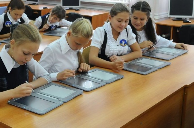В Солнечногорске школам передали планшеты для обучения