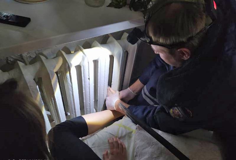 Девочку, застрявшую ногой в батарее, освободили спасатели в Егорьевске