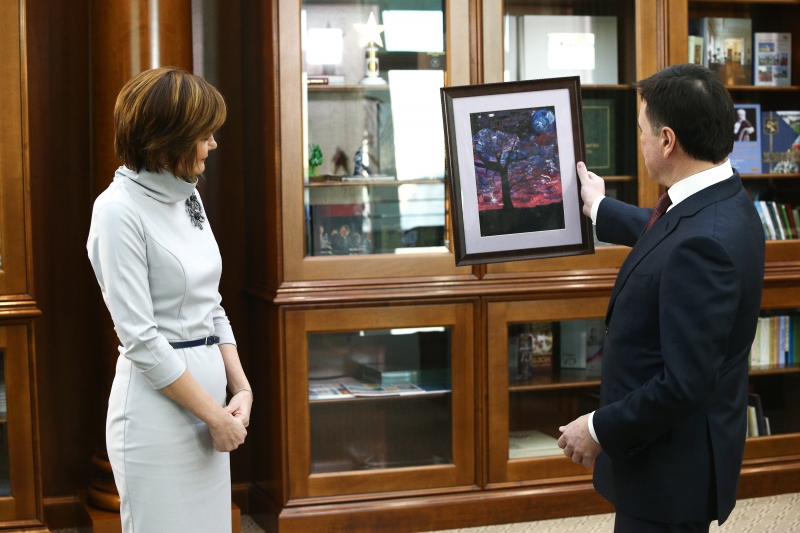 Девочка, пострадавшая при прорыве трубы в Дзержинском, подарила губернатору картину
