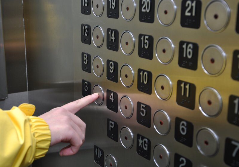 В Мытищах комиссия по проверке лифта застряла между этажами