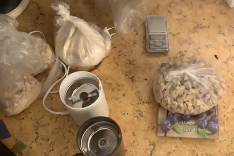 Семь кило наркотиков нашли у драгдилера на трассе в Щёлково