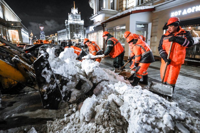 Свыше 10 млн кв. м. очистили от снега и наледи за ночь в Подмосковье